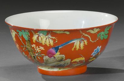 CHINE - Début du XXe siècle 
Porcelain bowl with polychrome decoration on a tomato...