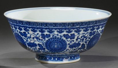 CHINE - Début du XXe siècle 
Large porcelain bowl with white blue decoration of Buddhist...