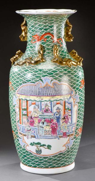 CHINE - Début du XXe siècle 
Large porcelain baluster vase with polychrome decoration...