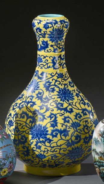 CHINE - Début du XXe siècle 
Porcelain bottle vase with a bulbous neck, blue decoration...