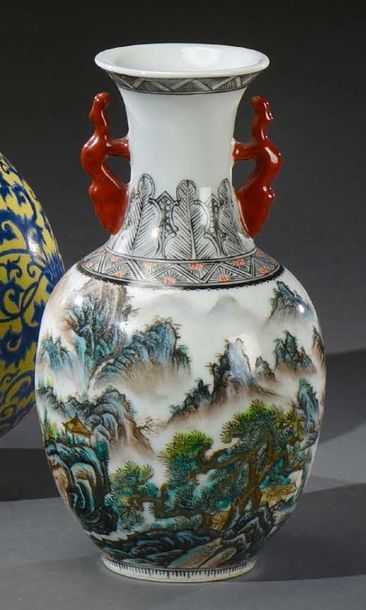 CHINE - Début du XXe siècle 
Porcelain baluster vase with two handles, polychrome...