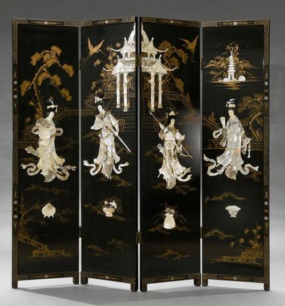 CHINE - Début du XXe siècle 
Four-leaf black and gold lacquered wooden screen with...