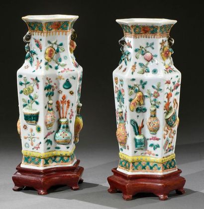CHINE - Début du XIXe siècle 
Pair of slightly curved hexagonal porcelain vases with...