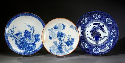 JAPON, Imari - Époque MEIJI (1868-1912) 
Three large porcelain sashimi dishes, one...
