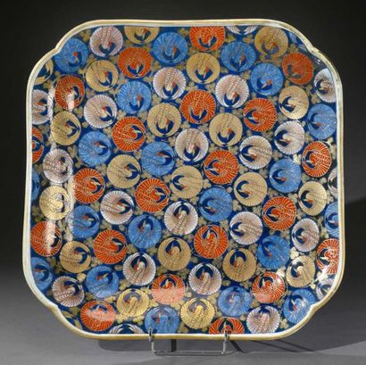 JAPON, Imari - Début d'époque MEIJI (1868-1912) 
Large square porcelain dish with...