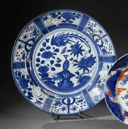 JAPON, Arita - XVIIe siècle 
Porcelain dish, white-blue decorated in the style of...