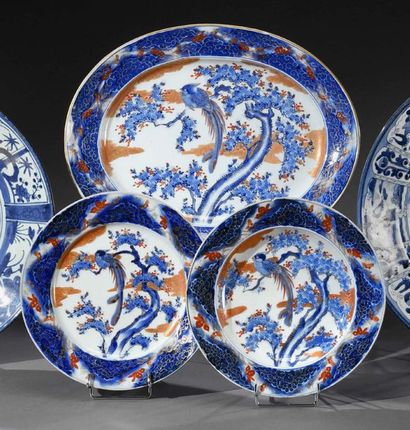 JAPON, Imari - XIXe siècle 
An oval dish and two porcelain plates with polychrome...