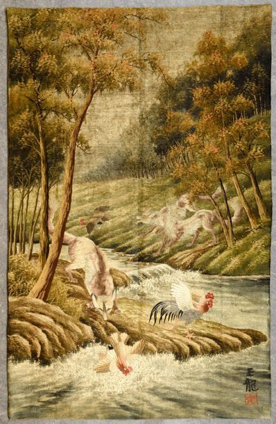 JAPON - Vers 1900 
Grande tapisserie en soie brodée dans le goût des tapisseries...