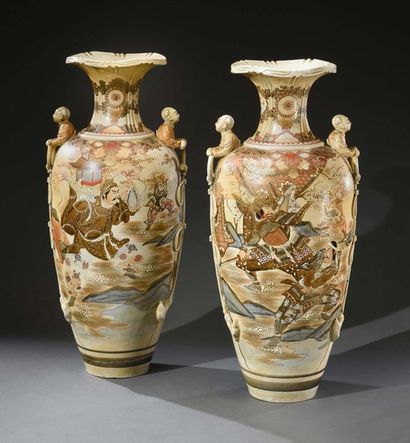 JAPON, Satsuma - Époque TAISHO (1912-1926) 
Spectaculaire paire de vases en faïence,...