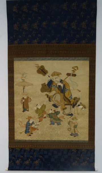 JAPON - Epoque MEIJI (1868-1912) 
Broderie polychrome sur tissu, à sujet de cinq...