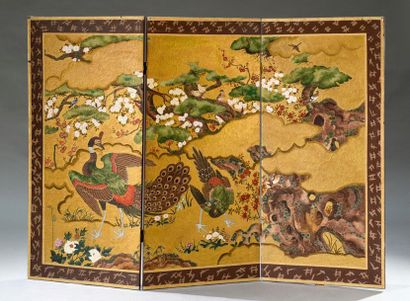 JAPON - Début du XXe siècle 
Paravent à quatre feuilles en papier collé et peint...