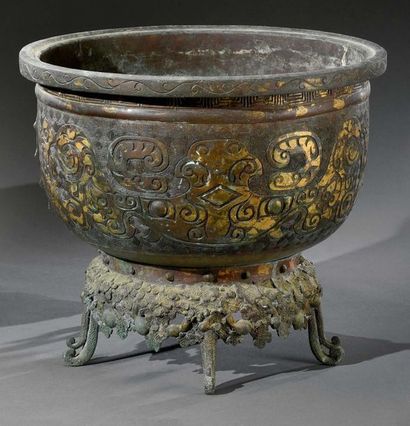 JAPON - XIXE SIÈCLE 
Bronze golden splash pot cover, in archaic Chinese style
Kyoto
H....