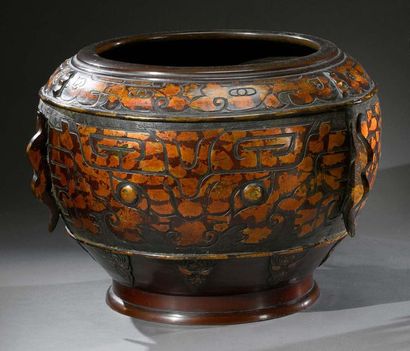 JAPON - Epoque MEIJI (1868-1912) 
Grand cache-pot en bronze à décor Tao dans le goût...