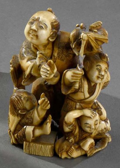 JAPON - Epoque MEIJI (1868-1912) 
**Okimono en ivoire à sujet d'un groupe de quatre...