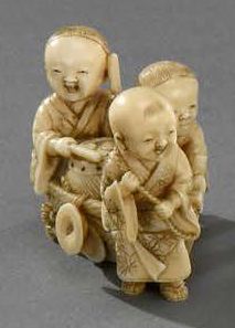 JAPON - Epoque MEIJI (1868-1912) 
**Trois enfants japonais s'amusant avec un petit...