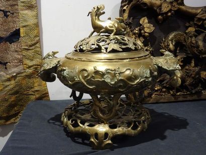 null INDOCHINE - XIXe siècle
Grand brûle parfum tripode en bronze à deux anses à...