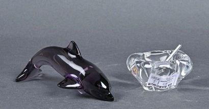 null DAUM France 
Lot comprenant un sujet dauphin en cristal violet et un saleron...