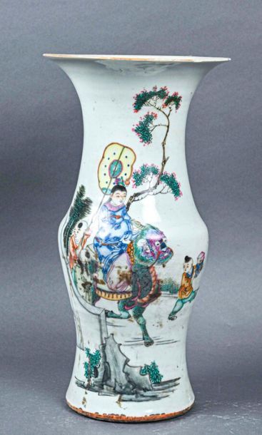 null CHINE- XIXe siècle
Vase balustre en porcelaine à décor d'une scène animée
H....