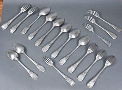 null Huit cuillères de table et neuf fourchettes en argent, spatules ciselées de...