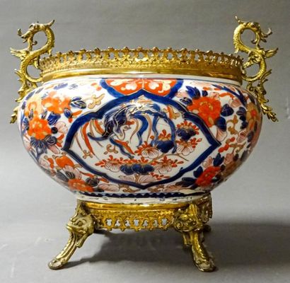 null JAPON - XIXe siècle 
Jardinière ovale en porcelaine imari, la monture laiton
H....