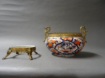 null JAPON - XIXe siècle 
Jardinière ovale en porcelaine imari, la monture laiton
H....