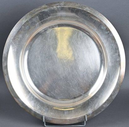 null CHRISTOFLE
Grand plat rond en métal argenté uni 
Diamètre : 46 cm 
XXè siècle...
