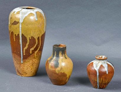 null Eugène LION (1867-1945) 
Réunion de trois vases pansu en grès à coulures gris...