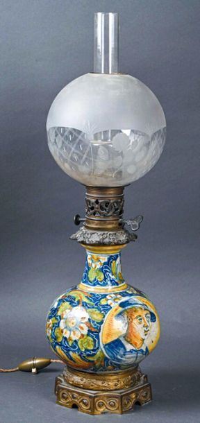 null Vase boule monté en lampe à pétrole, en majolique polychrome à décor de deux...