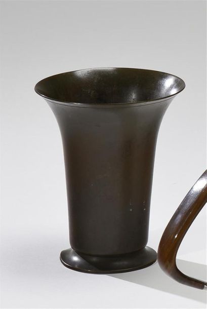 null Just ANDERSEN (1884-1943) 
Vase cornet sur talon en bronze patiné
Marqué JUST...