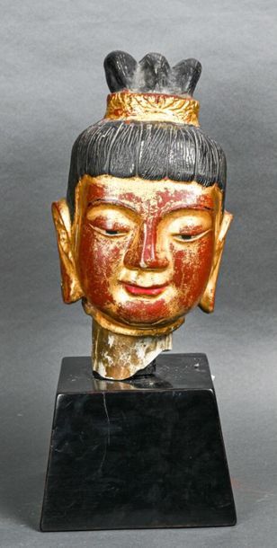 null CHINE - Début du XXe siècle
Tête de Bouddha en céramique polychrome, sur socle...