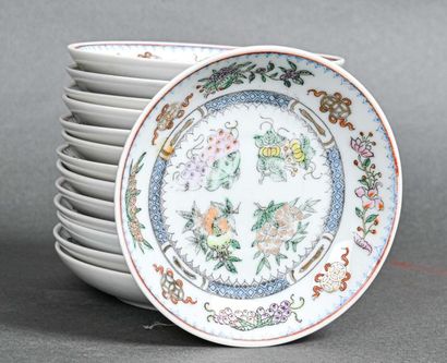 null CHINE - XXe siècle
Lot de quatorze soucoupes en porcelaine à décor polychrome
Marque...