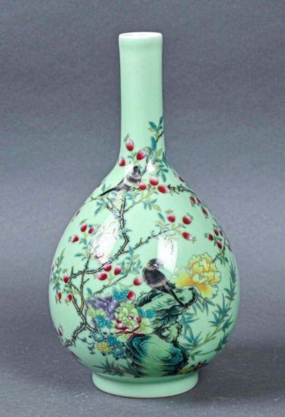 null CHINE - Début du XXe siècle
Petit vase piriforme en porcelaine à fond céladon,...
