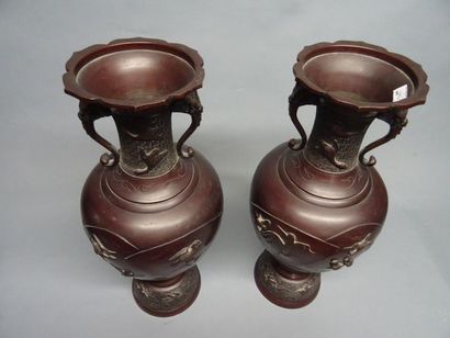 null JAPON, XIXè siècle 
Paire de vases balustre en bronze 
Signés sous la base
H....