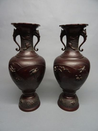 null JAPON, XIXè siècle 
Paire de vases balustre en bronze 
Signés sous la base
H....