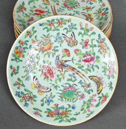 null CHINE - XIXè siècle 
Suite de six assiettes en porcelaine à décor de fleurs...
