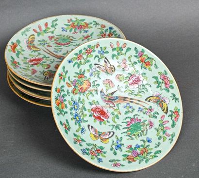 null CHINE - XIXè siècle 
Suite de six assiettes en porcelaine à décor de fleurs...