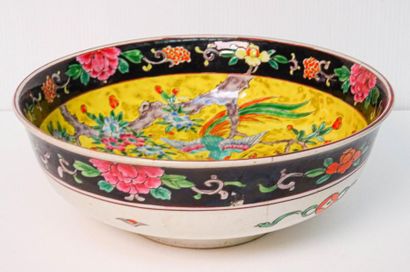 null JAPON - Vers 1900
Grand bol en porcelaine sur léger talon, à décor polychrome...