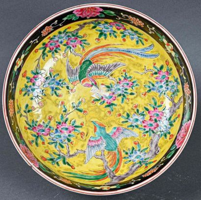 null JAPON - Vers 1900
Grand bol en porcelaine sur léger talon, à décor polychrome...