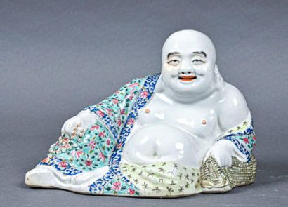 null CHINE - Début du XXe siècle
Hotei assis en porcelaine émaillée
H. 15 cm - L....