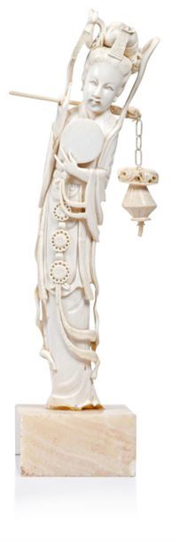 null ** CHINE - Début du XXe siècle
Dame de cour à la lanterne, sujet en ivoire
Vers...