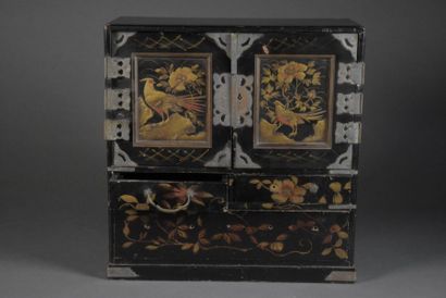 null JAPON - XIXe siècle
Cabinet miniature en bois laqué et peint à décor de deux...