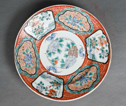 null JAPON, Imari - XIXe siècle
Assiette en porcelaine à décor polychrome d'oiseaux...