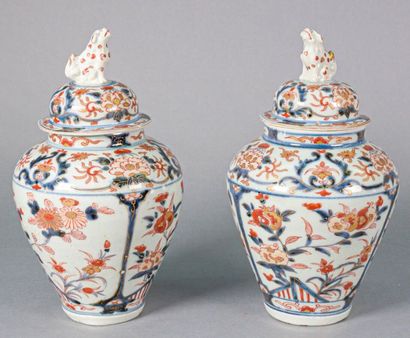 null JAPON, ko-Imari - Début du XVIIIe siècle
Paire de potiches couvertes en porcelaine,...