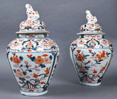 null JAPON, ko-Imari - Début du XVIIIe siècle
Paire de potiches couvertes en porcelaine,...