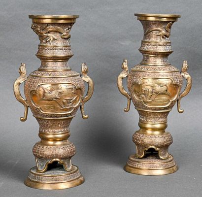null JAPON - Epoque MEIJI (1868-1912)
Paire de vases balustre en bronze, à décor...