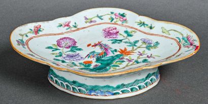 null CHINE, Canton, XIXe siècle
Petite coupe polylobée sur piédouche en porcelaine...