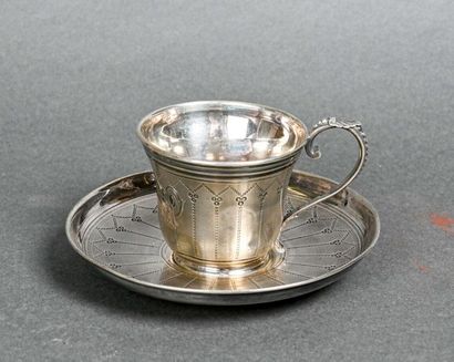 null Tasse et sa sous tasse en argent guilloché à décor d'un médaillon chiffré 
Poinçon...