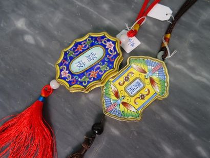 null CHINE - Début du XXe siècle
Deux amulettes pendentifs en émail de pékin, la...