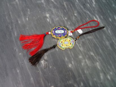 null CHINE - Début du XXe siècle
Deux amulettes pendentifs en émail de pékin, la...
