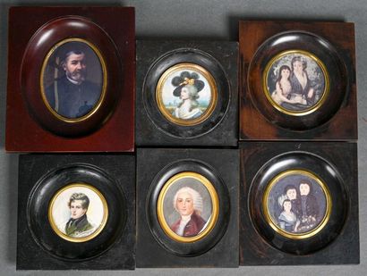 null ** Lot de six miniatures sur ivoire rondes, dans des cadres en bois et monture...